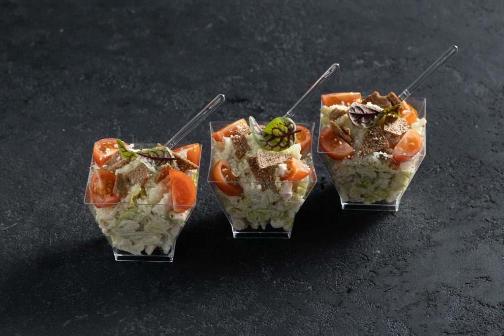 Мини-салат цезарь с курицей